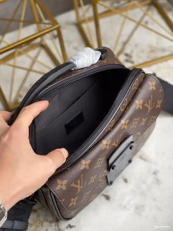 LOUIS VUITTON S LOCK MESSENGER 0517